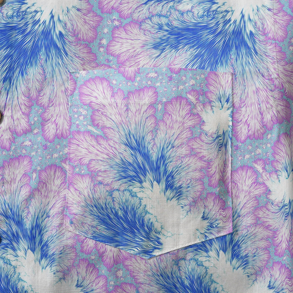 Chemise hawaïenne pour homme LeosWare® à manches courtes, boutonnée 100 % coton, violette Aloha, plumage bleu violet en flamme fractale par Ann