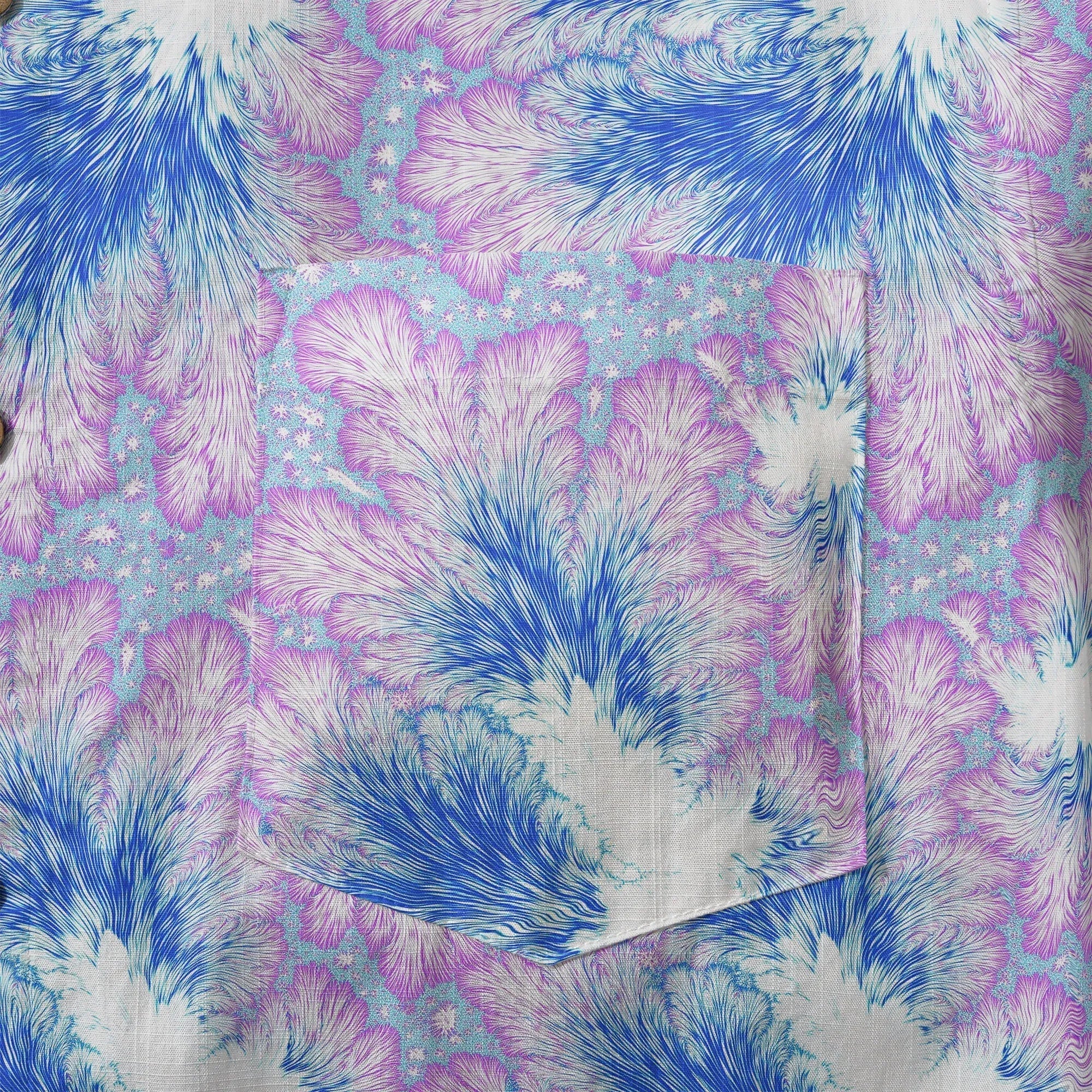 Chemise hawaïenne pour homme LeosWare® à manches courtes, boutonnée 100 % coton, violette Aloha, plumage bleu violet en flamme fractale par Ann