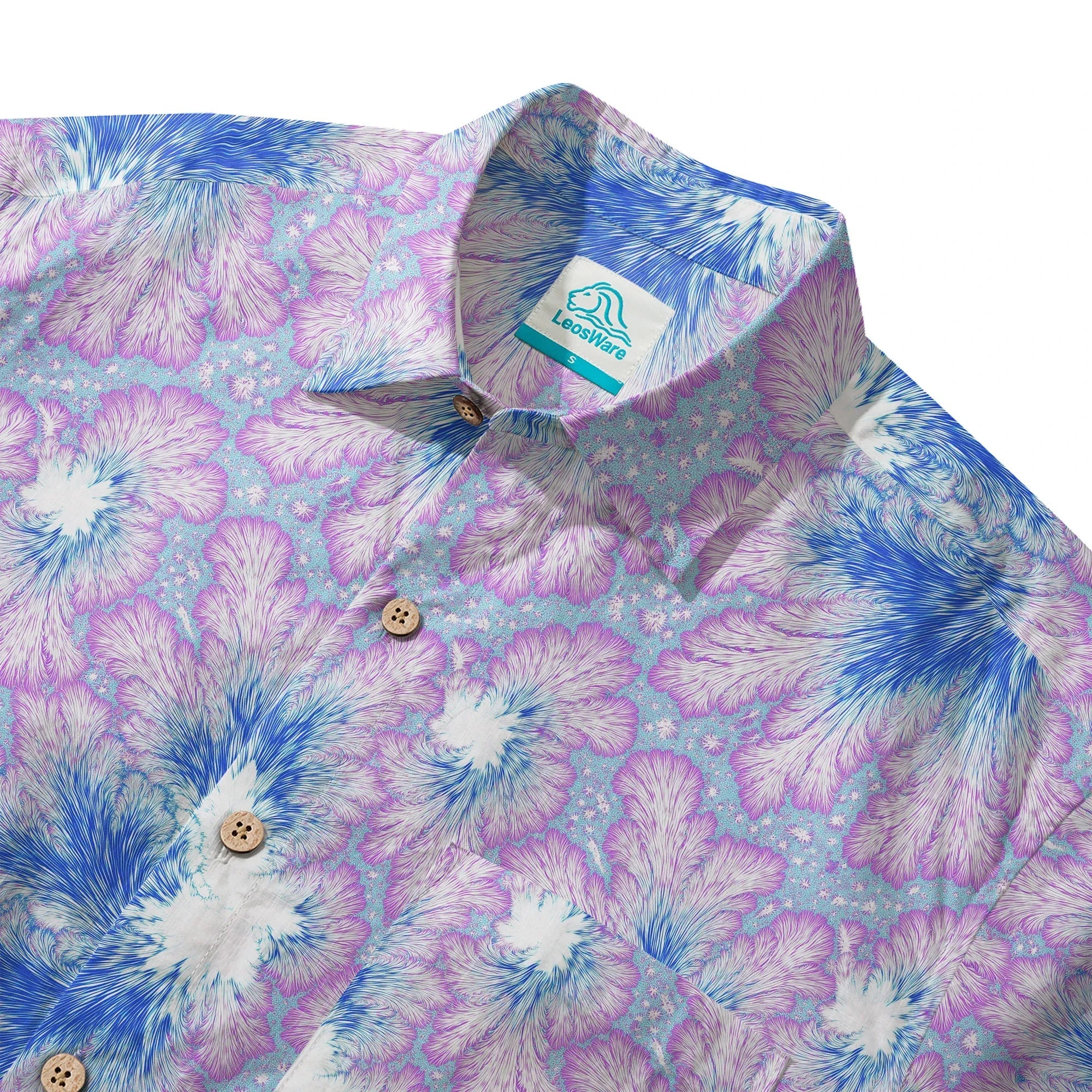 Chemise hawaïenne pour homme LeosWare® à manches courtes, boutonnée 100 % coton, violette Aloha, plumage bleu violet en flamme fractale par Ann