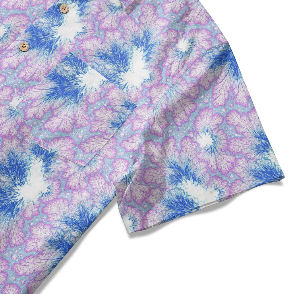Chemise hawaïenne pour homme LeosWare® à manches courtes, boutonnée 100 % coton, violette Aloha, plumage bleu violet en flamme fractale par Ann