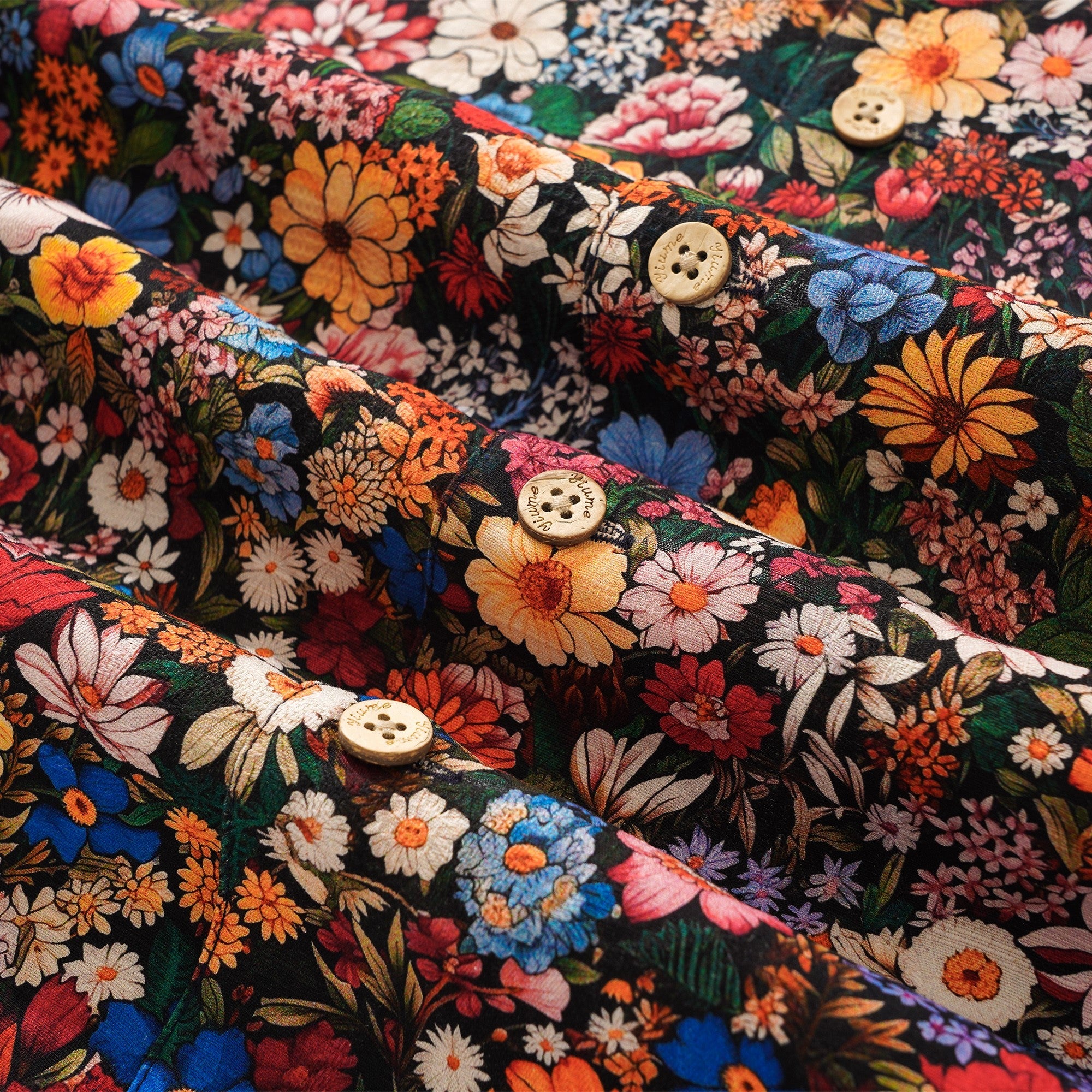 100% Silk Men's Hawaiian Shirt Short Sleeve Camp Collar 100% Silk Blue Aloha Among The Flowers By Yakima