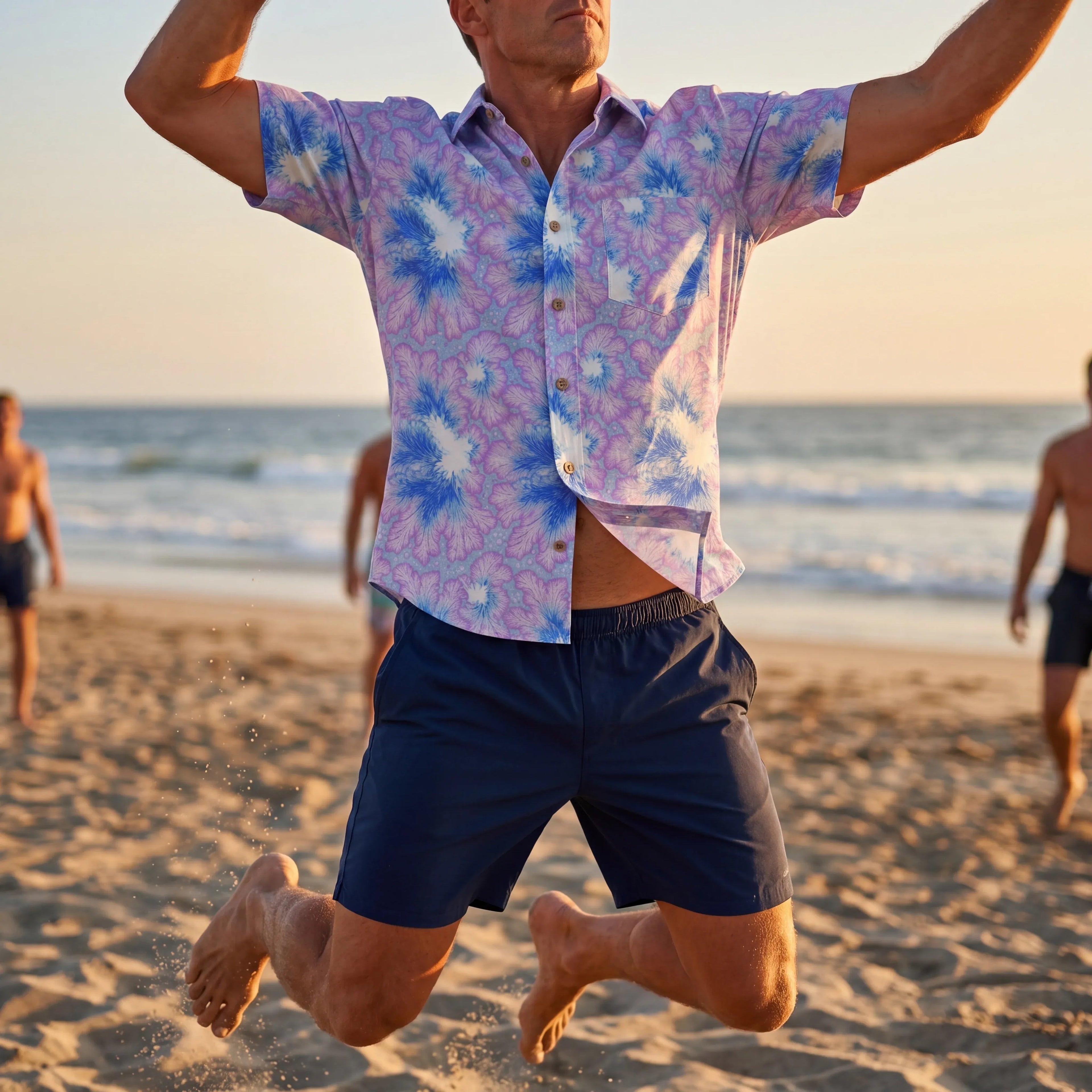 Chemise hawaïenne pour homme LeosWare® à manches courtes, boutonnée 100 % coton, violette Aloha, plumage bleu violet en flamme fractale par Ann
